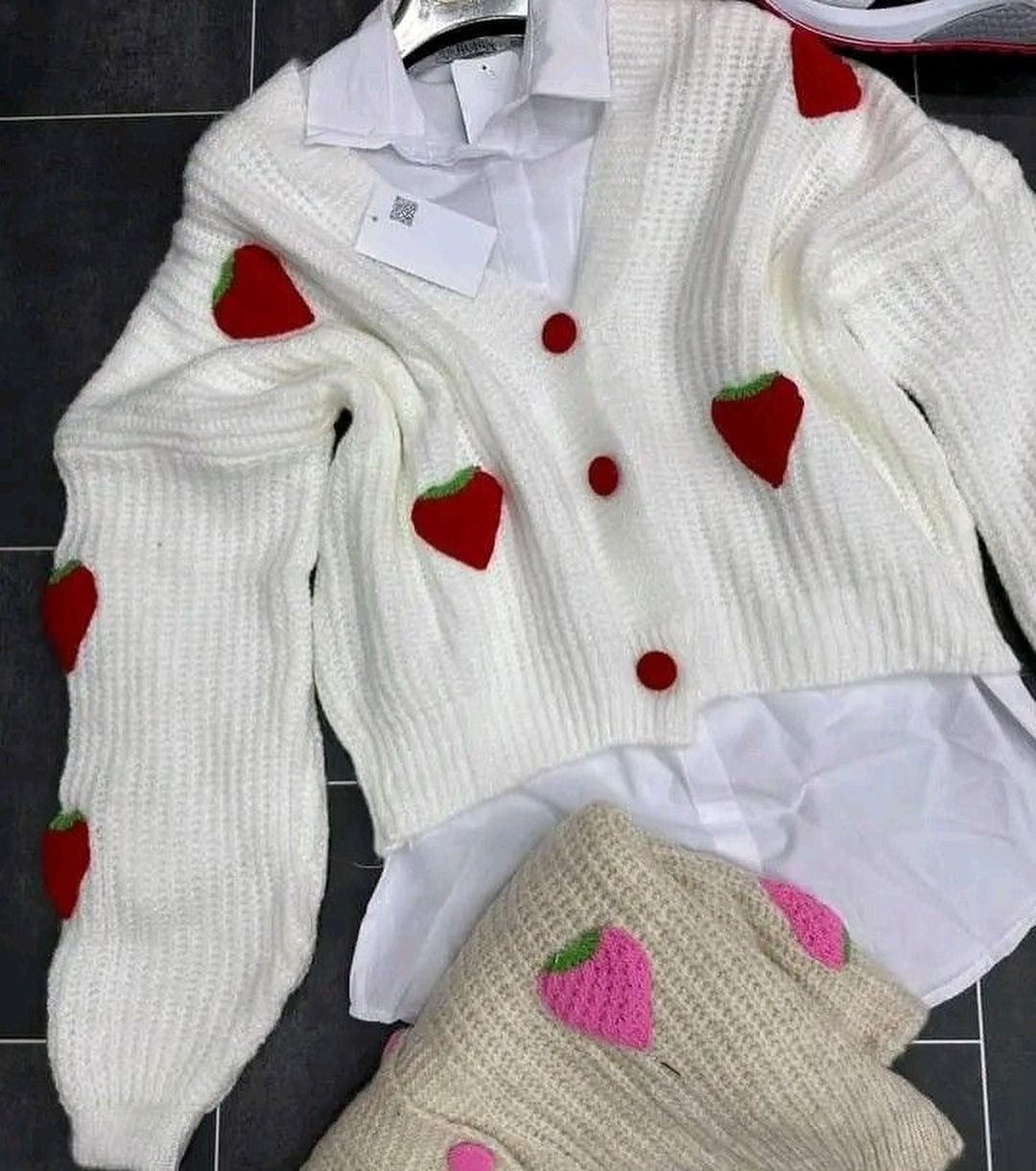 Nouvelle  tendance 2024  un tricot blanc avec des fraises 🍓 ( S, M,XL, XXL)